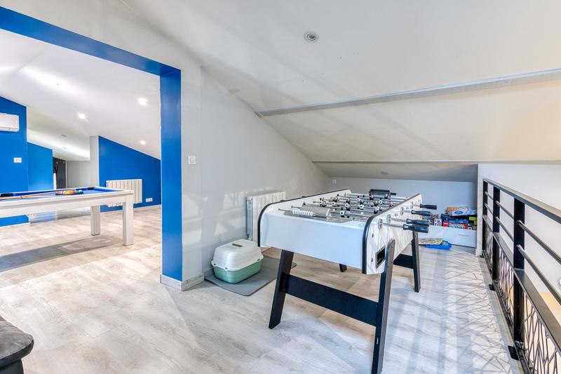 Maison - 290 m² - 9 pièces