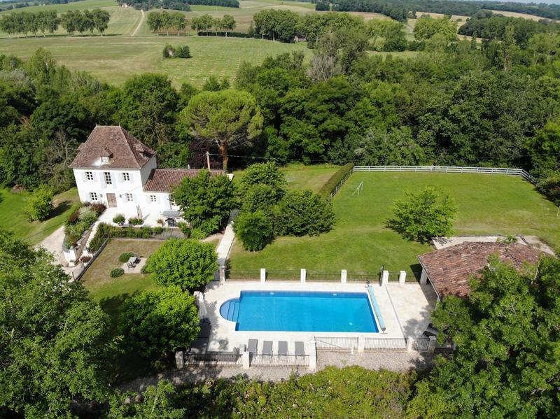 Maison - 295 m² - 10 pièces