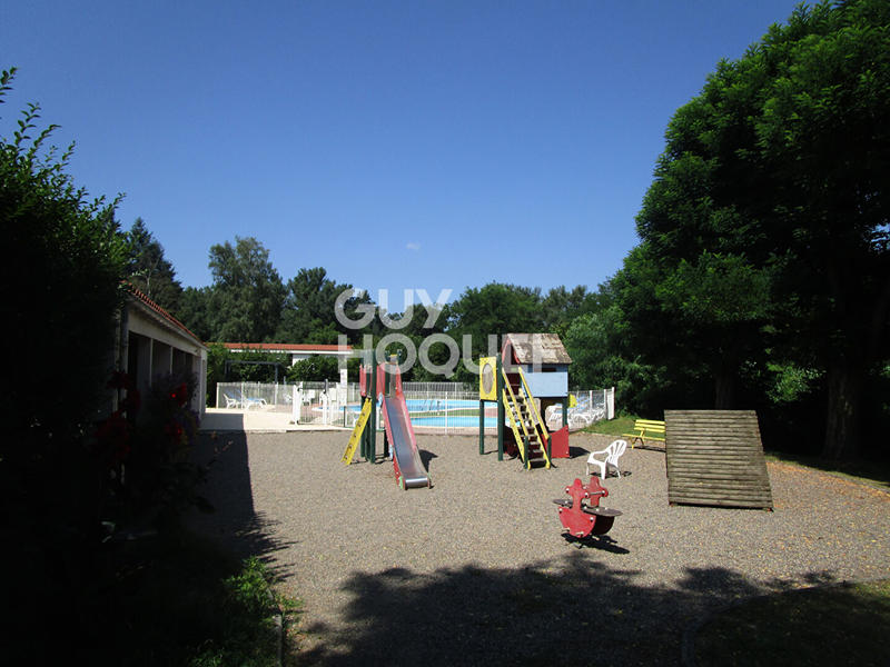 Maison - 500 m² - 99 pièces