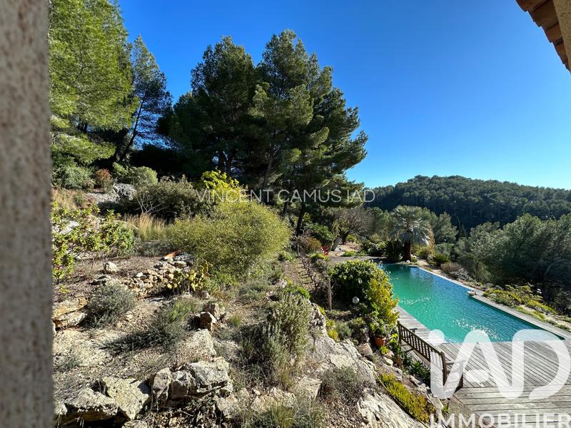 Maison - 240 m² - 6 pièces