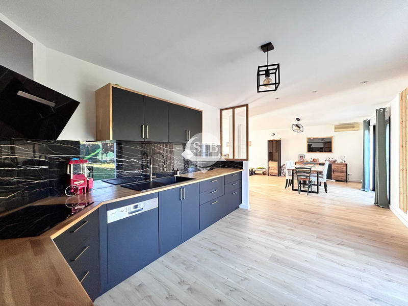 Maison - 168 m² - 8 pièces