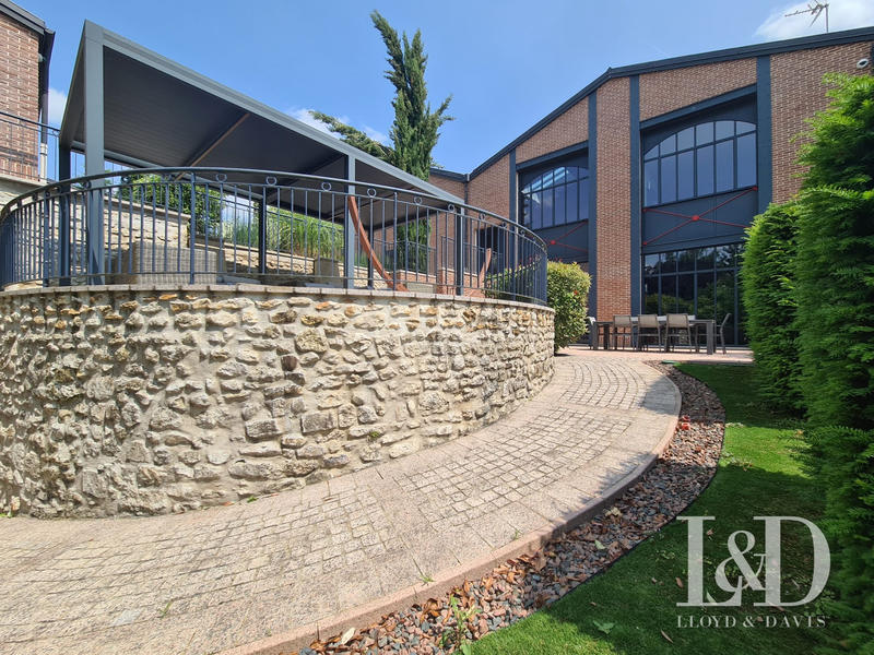 Maison - 750 m² - 14 pièces