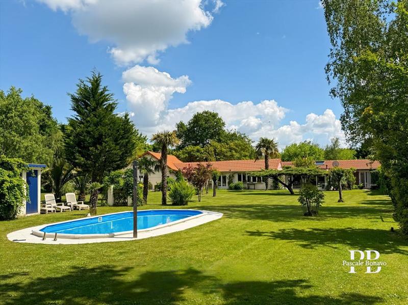 Maison - 248 m² - 9 pièces