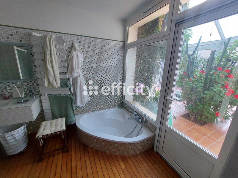 Maison - 244 m² - 7 pièces