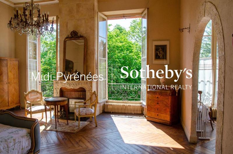 Château - 1 573 m² - 36 pièces