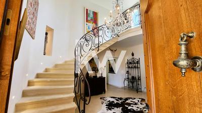 Maison - 247 m² - 9 pièces