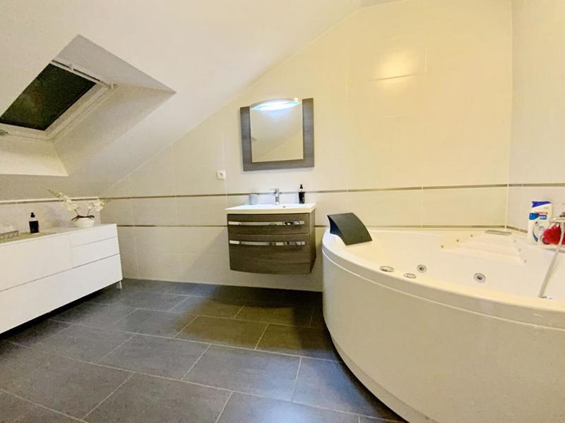 Maison - 250 m² - 6 pièces