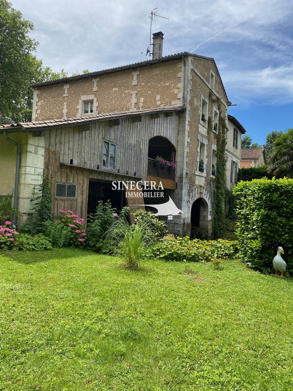 Maison - 220 m² - 8 pièces