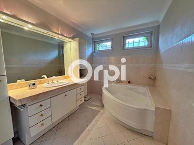 Maison - 230 m² - 8 pièces