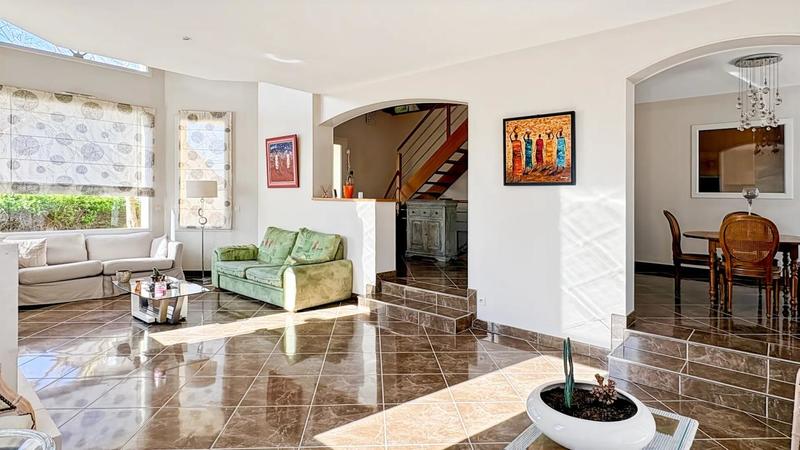 Maison - 202 m² - 9 pièces