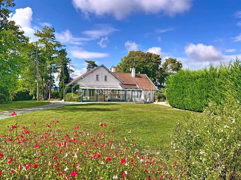 Pavillon - 210 m² - 8 pièces