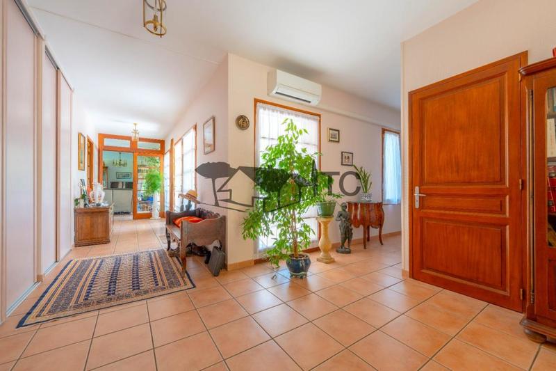 Maison - 216 m² - 7 pièces