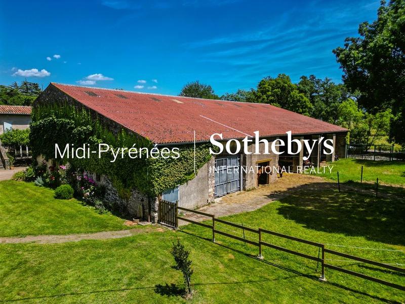 Maison - 430 m² - 9 pièces