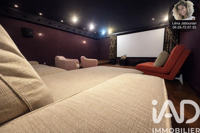 Maison - 1 079 m² - 11 pièces