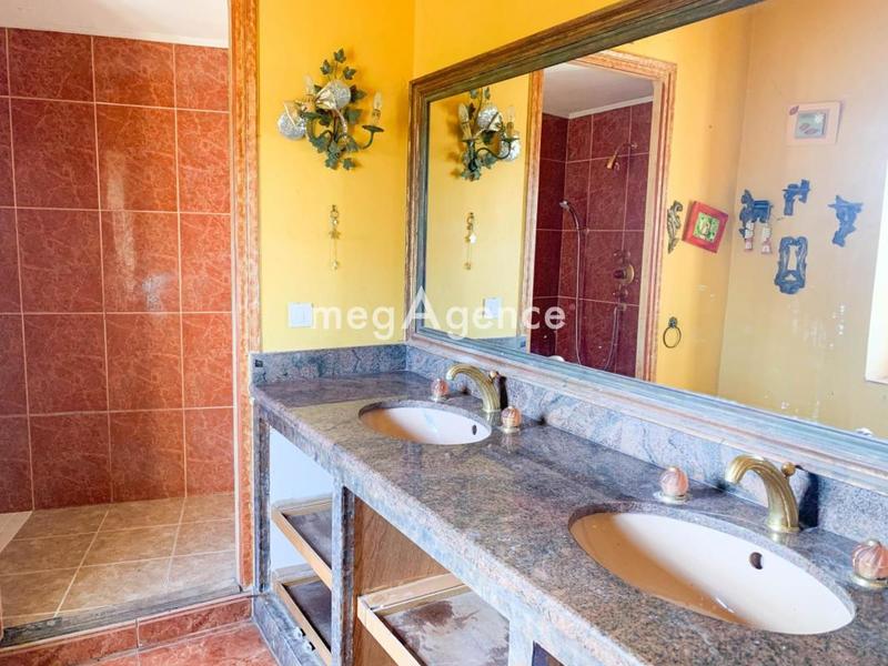 Propriété - 1 000 m² - 12 pièces