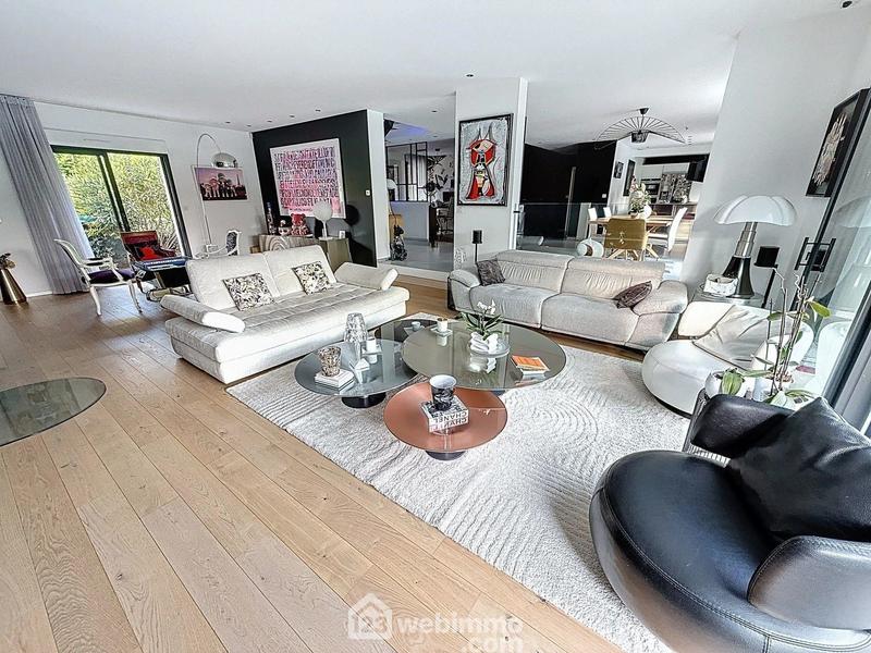 Maison - 230 m² - 7 pièces