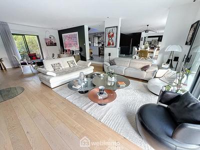 Maison - 230 m² - 7 pièces