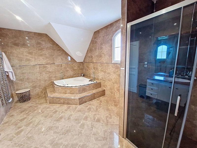 Maison - 327 m² - 9 pièces