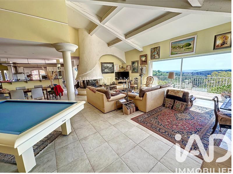 Maison - 240 m² - 6 pièces