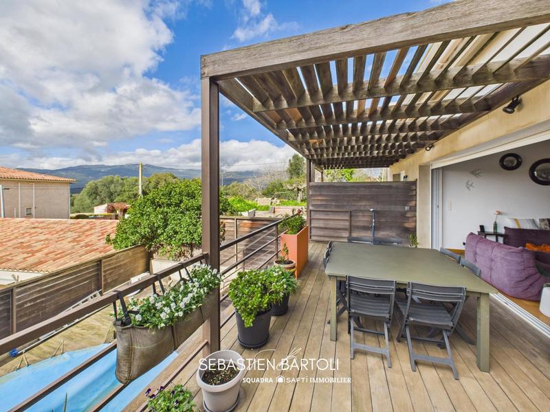 Appartement - 93 m² - 5 pièces