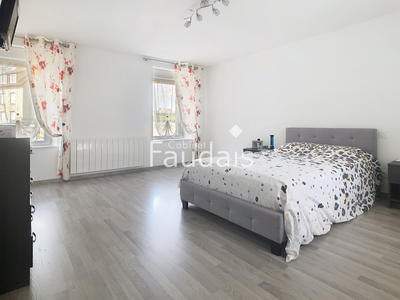 Maison - 240 m² - 9 pièces