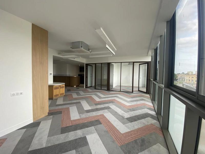 Bureau - 143 m² - 1 pièce