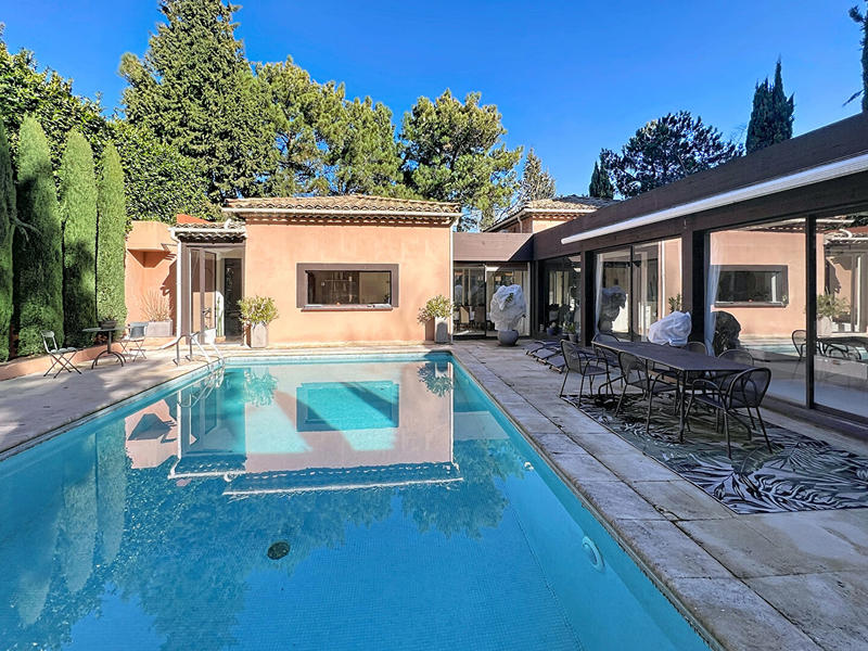 Maison - 275 m² - 8 pièces