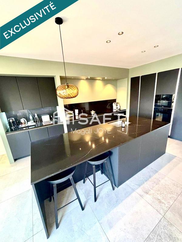 Maison - 235 m² - 7 pièces