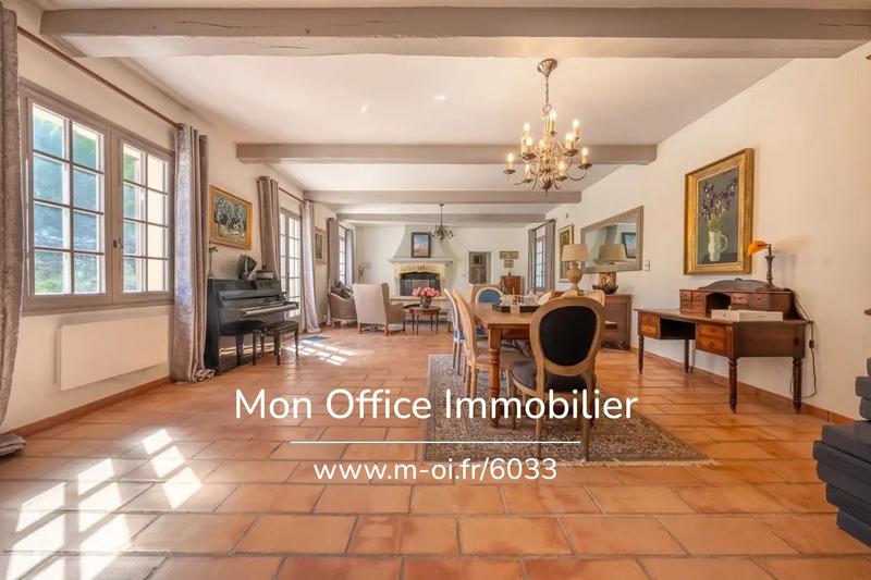 Propriété - 305 m² - 7 pièces