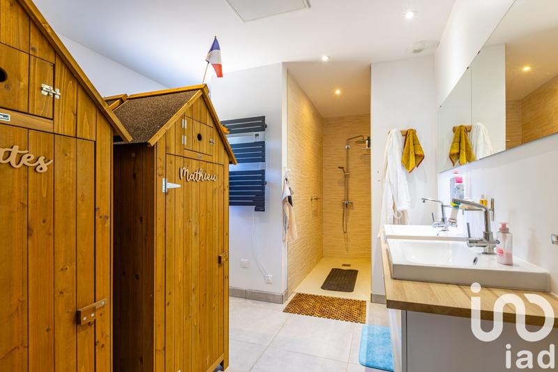 Maison - 247 m² - 7 pièces