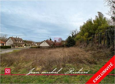 Terrain constructible - 1 050 m²