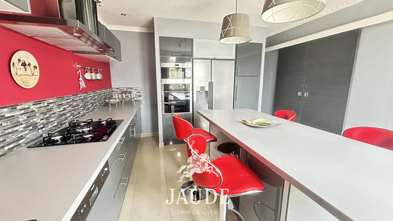 Maison - 277 m² - 8 pièces