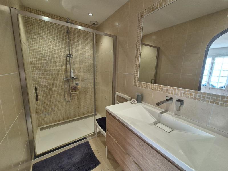 Maison - 303 m² - 11 pièces