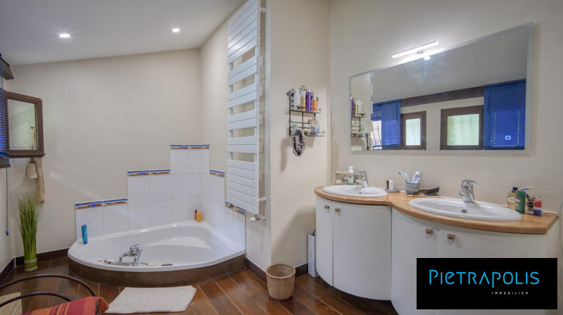 Villa - 256 m² - 6 pièces