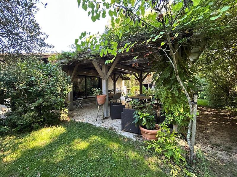 Propriété - 208 m² - 6 pièces