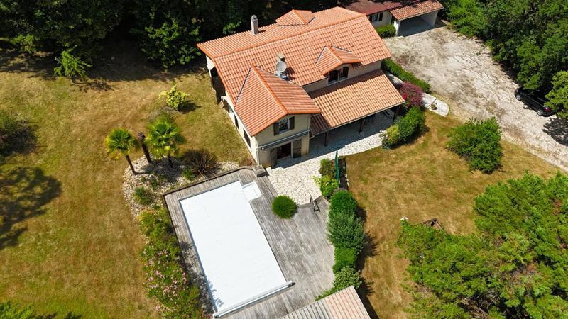 Maison - 220 m² - 8 pièces