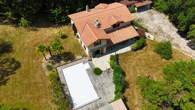 Maison - 220 m² - 8 pièces