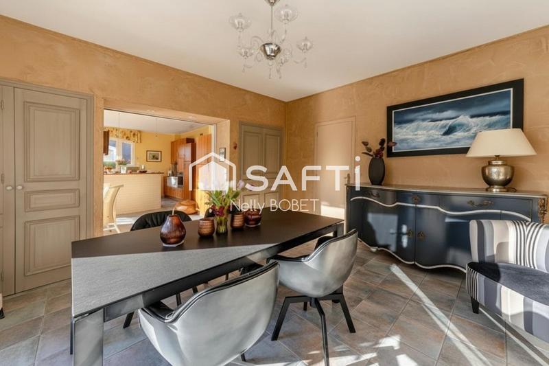 Maison - 241 m² - 8 pièces