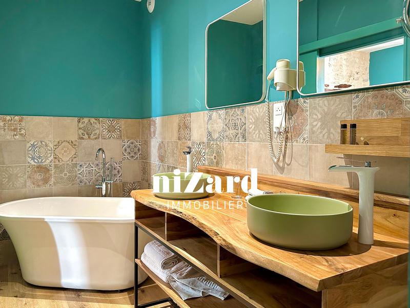 Propriété - 1 840 m² - 40 pièces