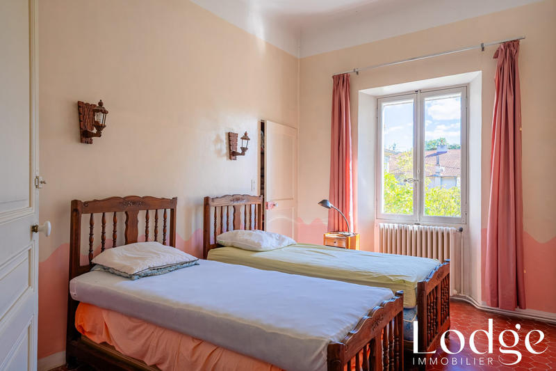 Maison - 220 m² - 10 pièces