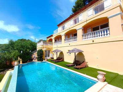 Villa - 225 m² - 9 pièces