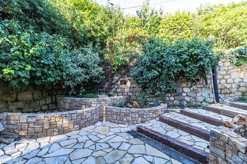 Maison - 241 m² - 8 pièces