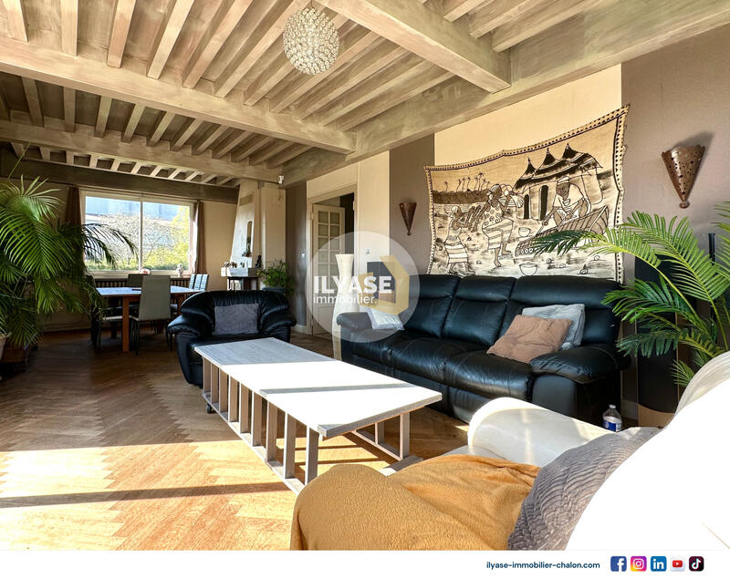 Maison - 212 m² - 7 pièces