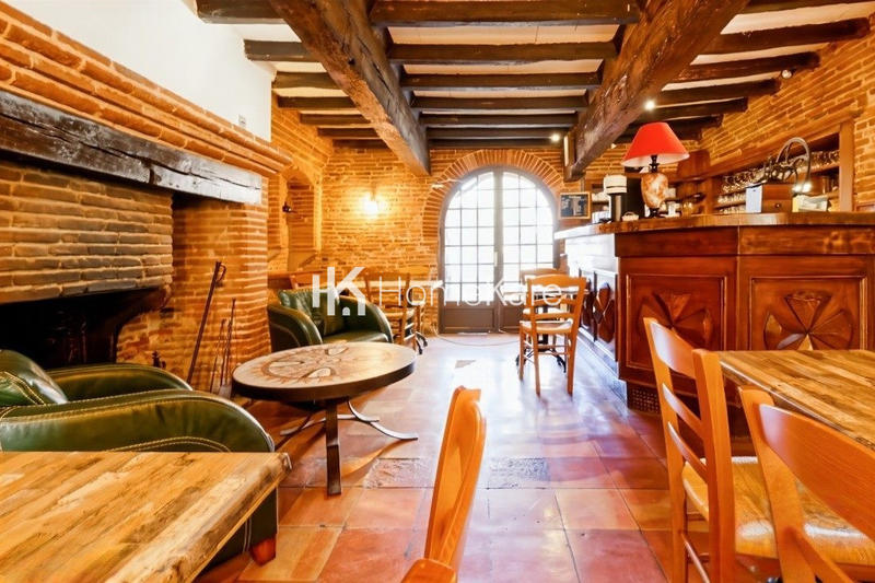 Maison - 1 460 m² - 40 pièces