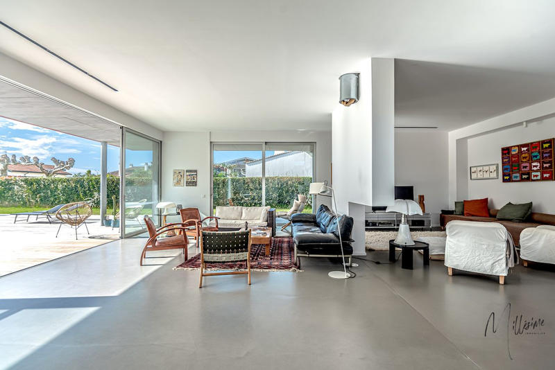 Maison - 290 m² - 6 pièces