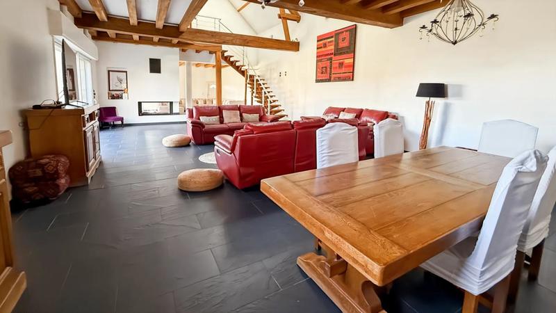 Maison - 370 m² - 8 pièces