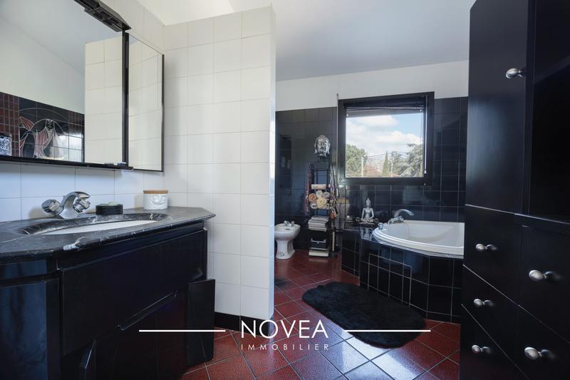 Maison - 242 m² - 10 pièces