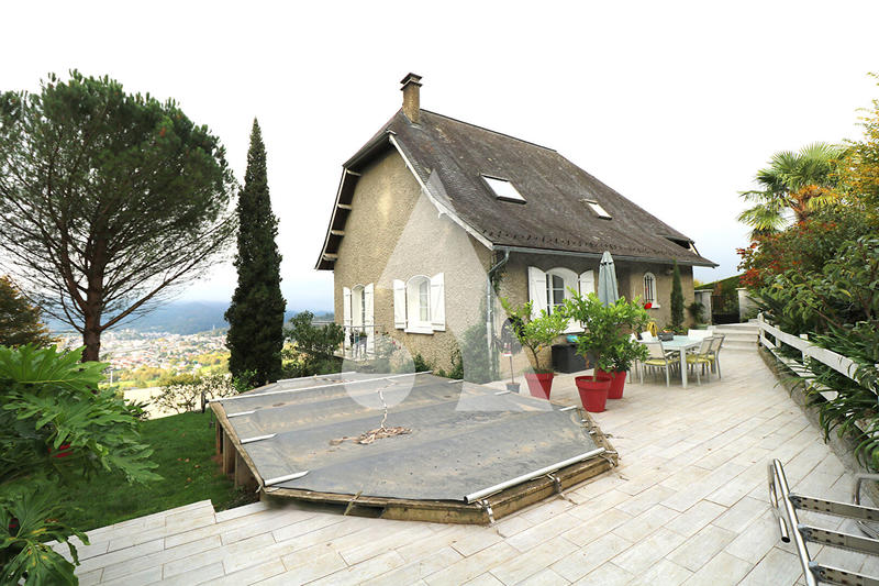 Maison - 219 m² - 7 pièces