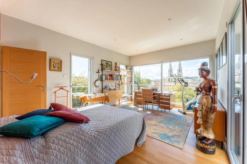 Maison - 230 m² - 8 pièces