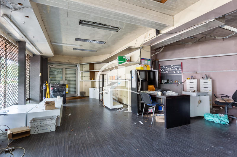 Magasins - 180 m²